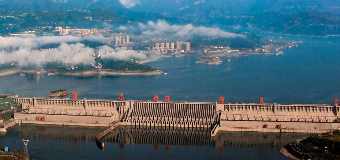 Garganta del Salto del Tigre en el río Yangtze     
